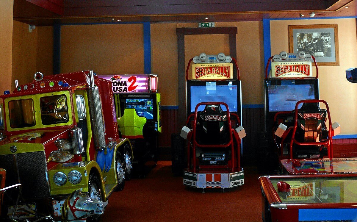 Nevada Game Arcade mit zwei Sega Rally Automaten und einem Truck, davor ein Air Hockey Tisch