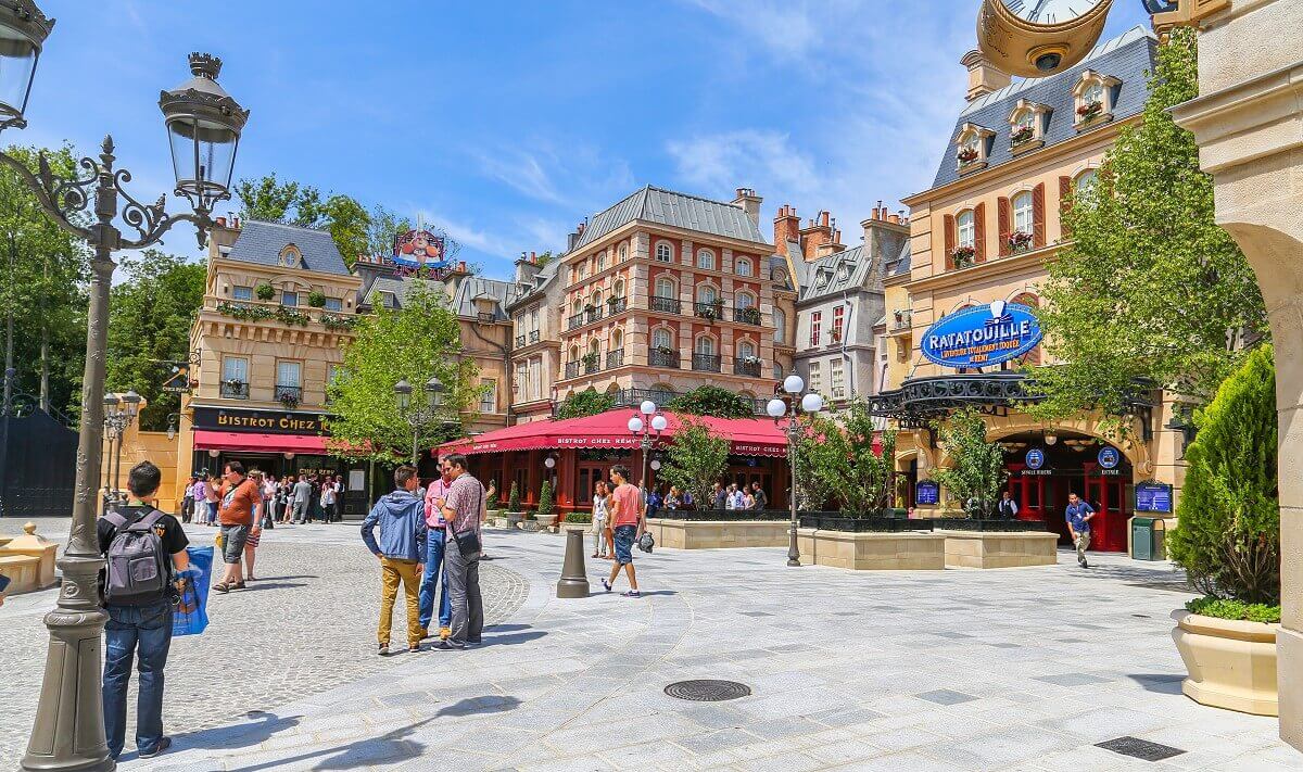 Der Place de Rémy in den Walt Disney Studios in Disneyland Paris erstrahlt bei blauem Himmel und Sonnenschein