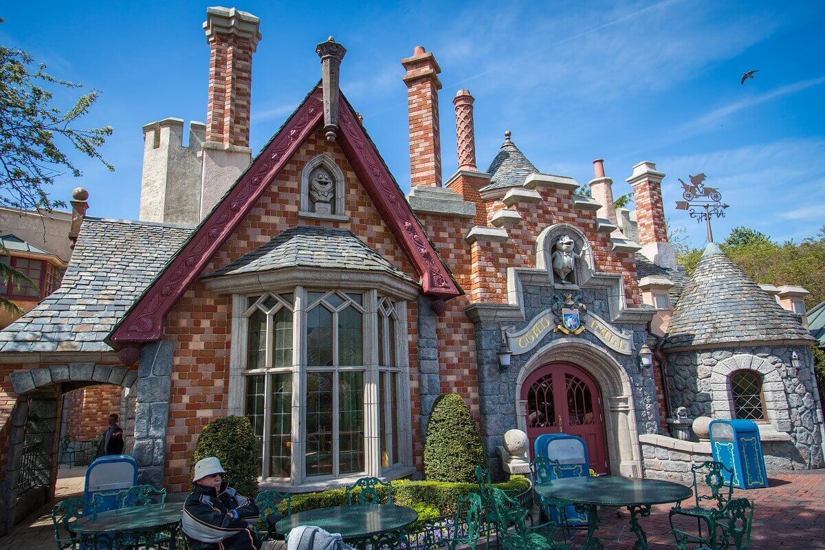 Blick auf das Gebäude des Restaurants Toad Hall im Tudor-Stil