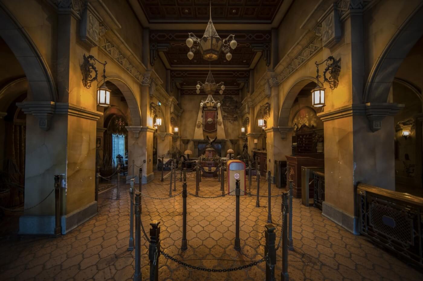 Lobby und Warteschlangenbereich der Attraktion Twilight Zone Tower of Terror in den Walt Disney Studios