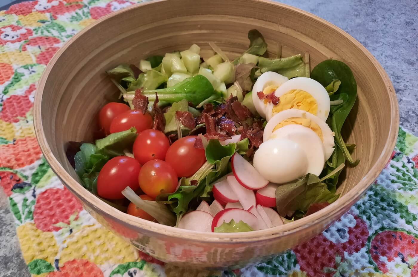 Nahaufnahme des fertig angerichteten Harvest-inspired Garden Salad nach einem Rezept aus dem Garden Grill in Epcot