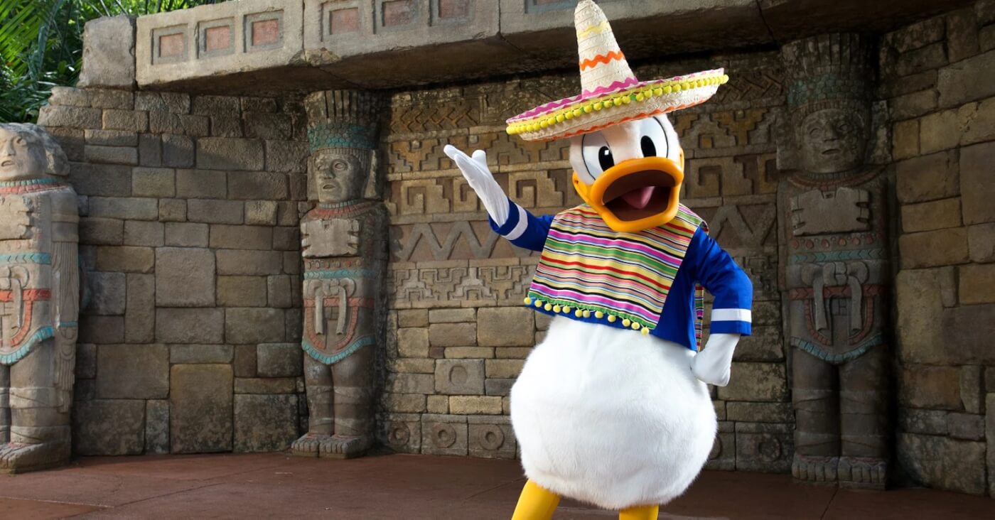 Donald Duck steht mit Sombrero und Poncho bekleidet vor seiner Fotolocation im mexikanischen Pavillon in Epcot