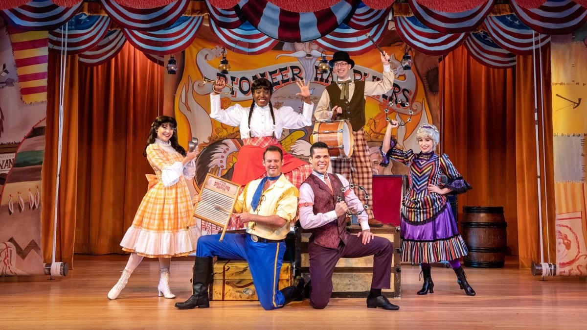 Cast Member der Hoop-Dee-Doo Musical Revue posieren für ein Gruppenfoto