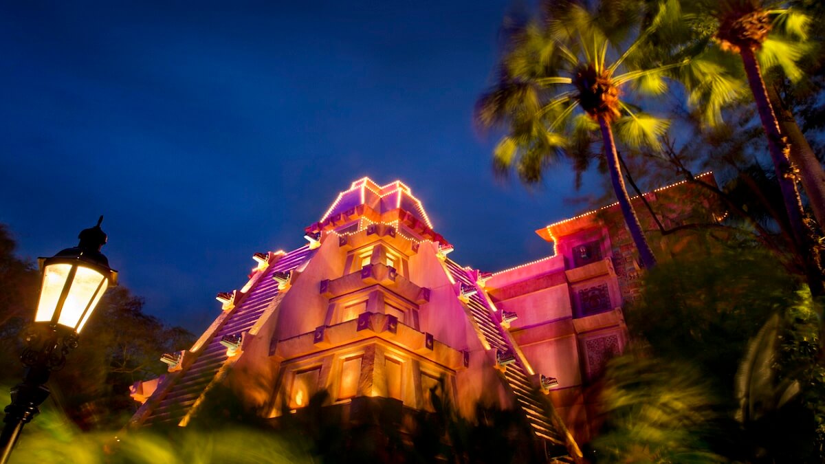 Blick auf die beleuchtete Maya-Pyramide im mexikanischen Pavillon in Epcot bei Nacht