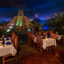 Blick auf einige Tische im San Angel Inn Restaurante im Mexico-Pavillon in Epcot