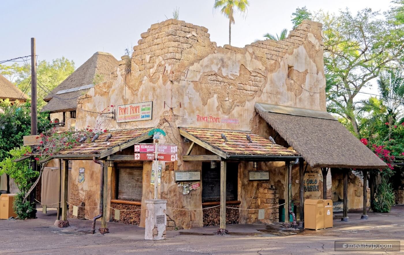 Foto eines heruntergekommen aussehenden kleinen Gebäudes, das den Snack-Kiosk Tamu Tamu Refreshments in Disney's Animal Kingdom beherbergt