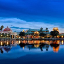 Blick über das Ufer auf das Coronado Springs Resort bei Dämmerung