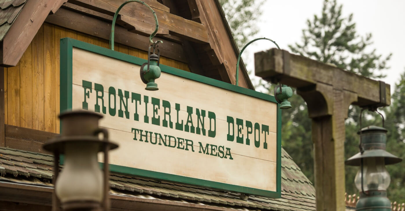 Die große urige Hütte wird durch das Schild "Frontierland Depot Thunder Mesa" kenntlich gemacht.