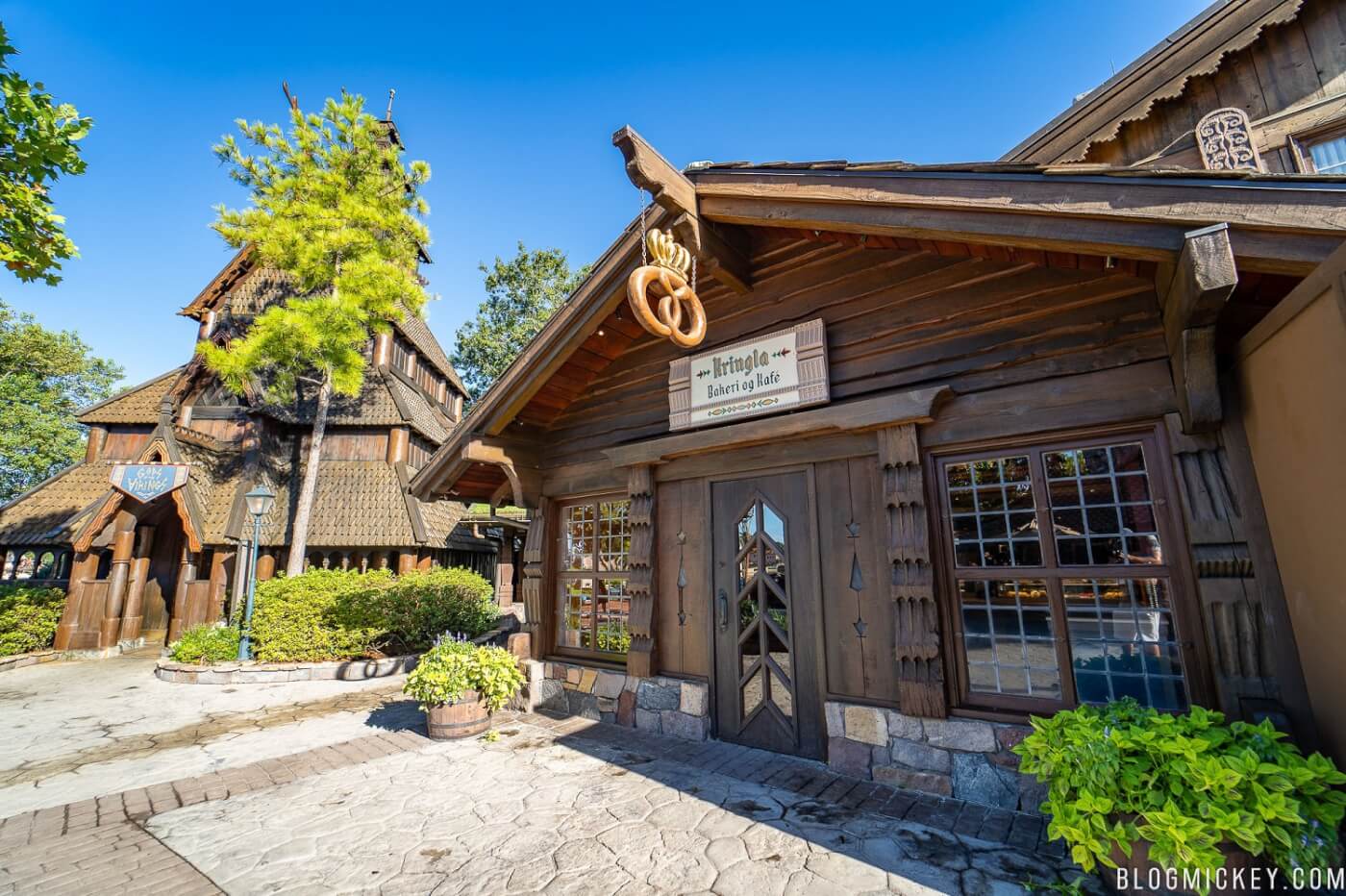 Blick auf das Gebäude der Kringla Bakeri ganz aus dunklem Holz im Norwegen-Pavillon in Epcot