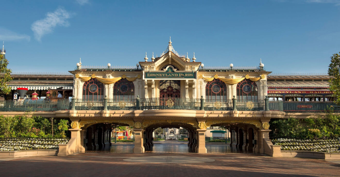 Die Railroad Station mit Blick vom Eingang des Disneyland Park.