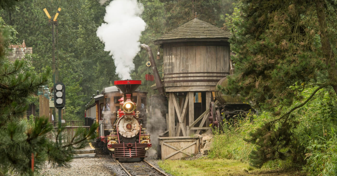 Die Disneyland Railroad von vorne, bei ihrer Abfahrt aus dem Frontierland Depot