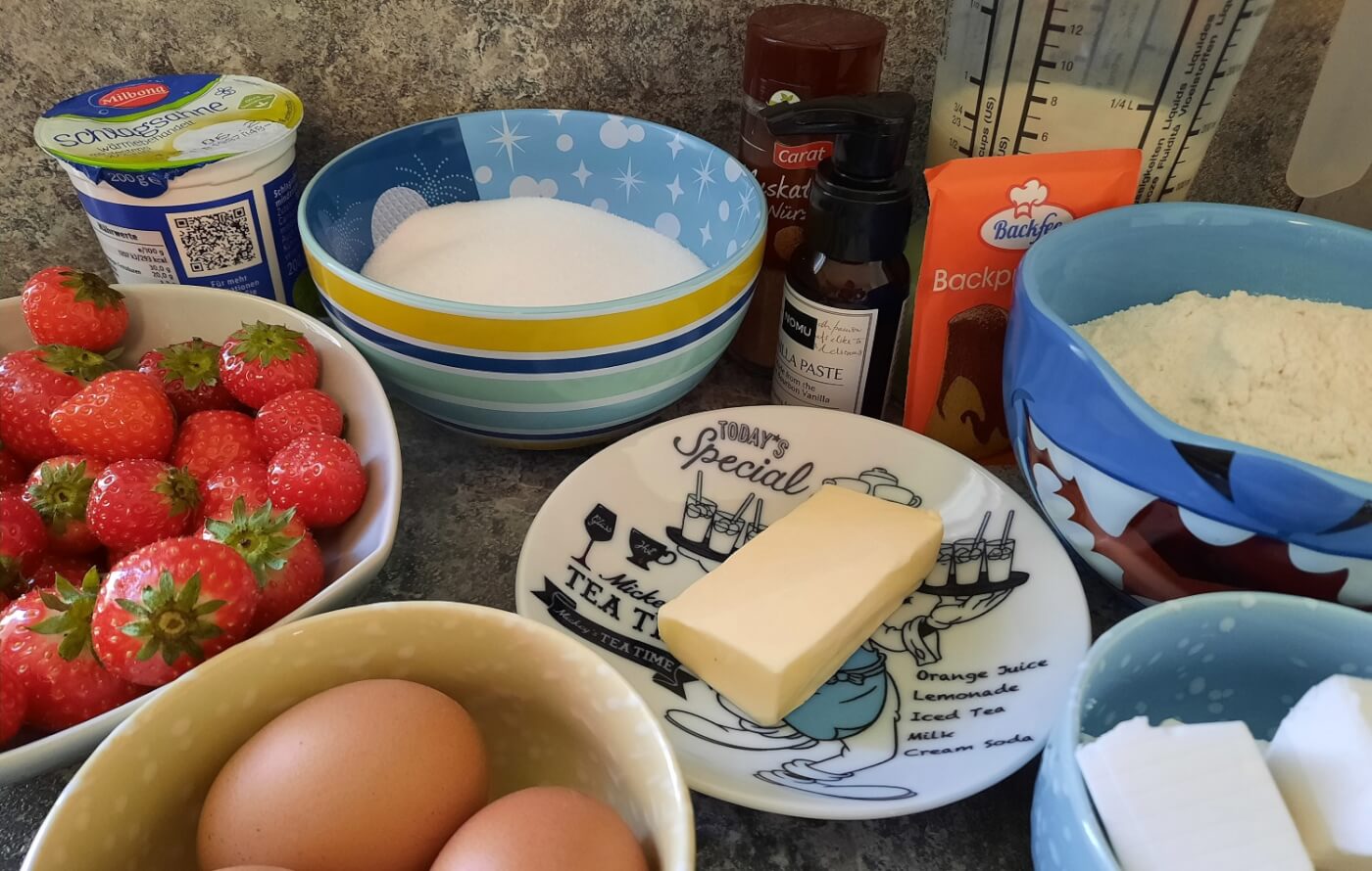 In mehreren Schalen liegen die für den Strawberry Shortcake benötigten Zutaten