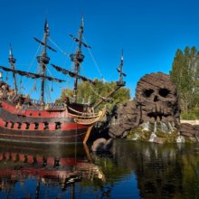 Adventure Isle mit Piratenschiff und Skull Rock