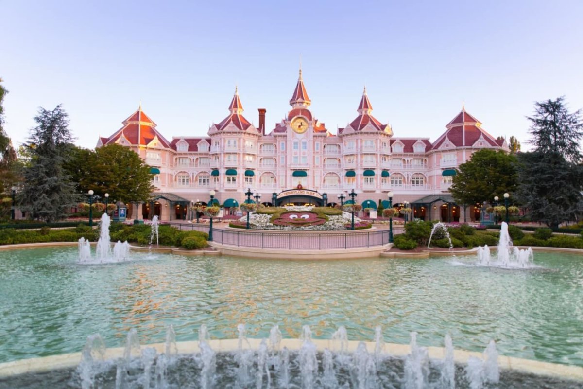 Eingangsbereich Disneylandhotel mit Wasserspielen