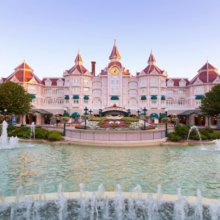 Eingangsbereich Disneylandhotel mit Wasserspielen