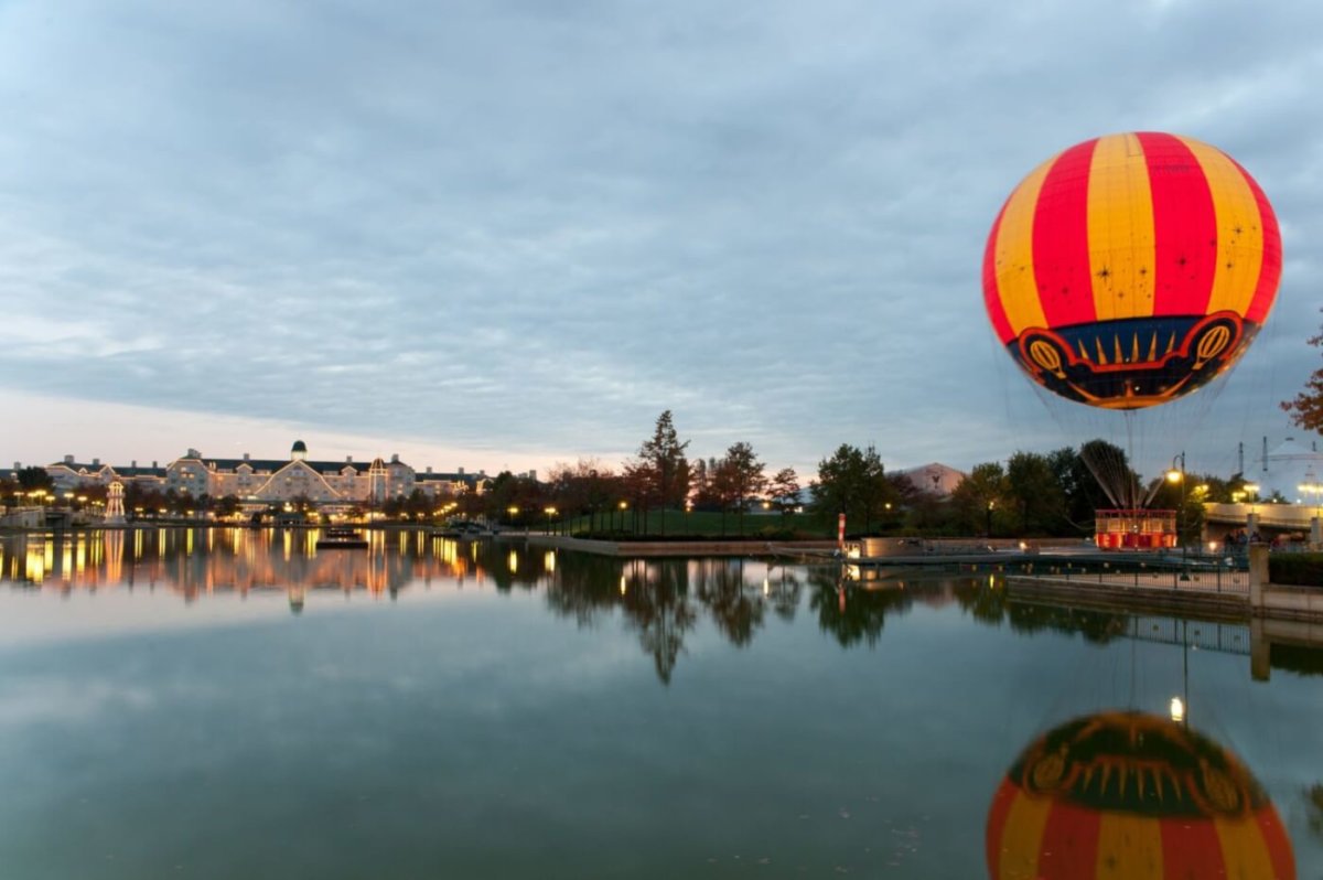 Wasserspiegelung des Hotels Newport Bay Club am Lake Disney in den Abendstunden