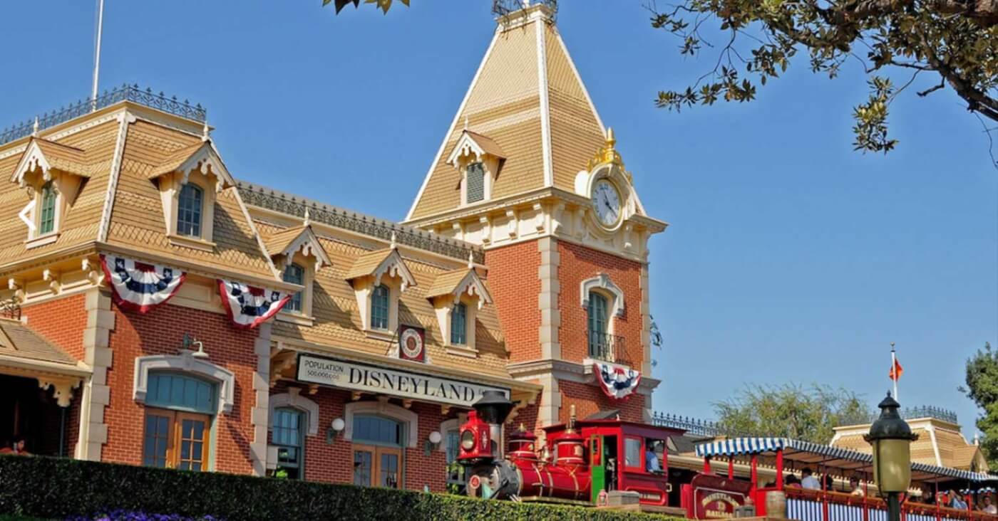 Die Disneyland Railroad hält in Anaheim vor dem Eingang zum Disneyland Park