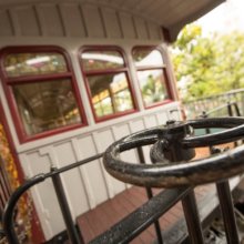 Nahaufnahme eines Metallrads, das als Wagonbremse der Disneyland Railroad dient