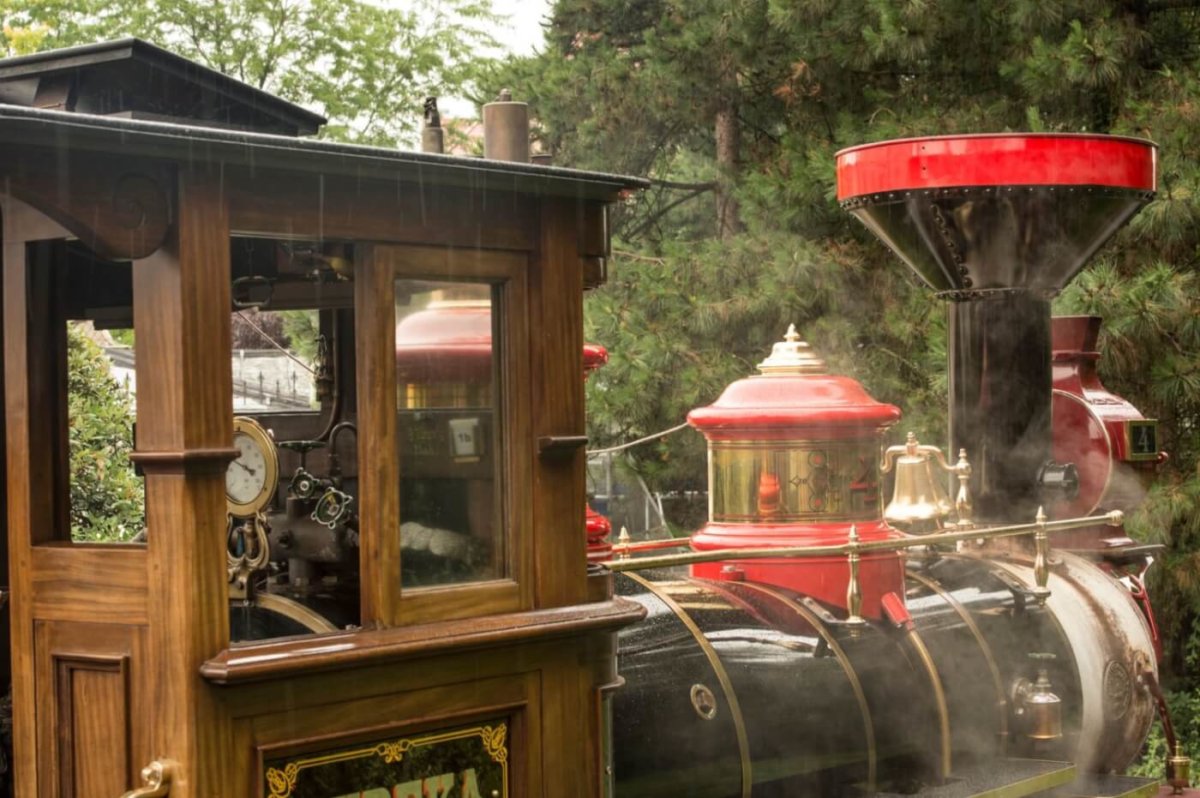 Blick in das hölzerne Führerhaus einer Eureka Eisenbahn, an der gerade Dampf aufsteigt