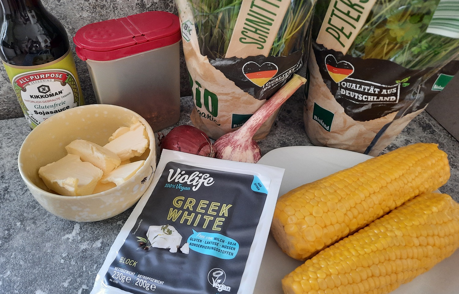 Veganer Feta, Maiskolben, frische Kräuter und andere Zutaten für den Grilled Street Corn nach einem Disney Rezept