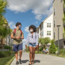 Studenten in Disney World laufen eine Straße im Resort entlang