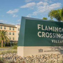 Schild vor dem Flamingo Crossings Wohnkomplex