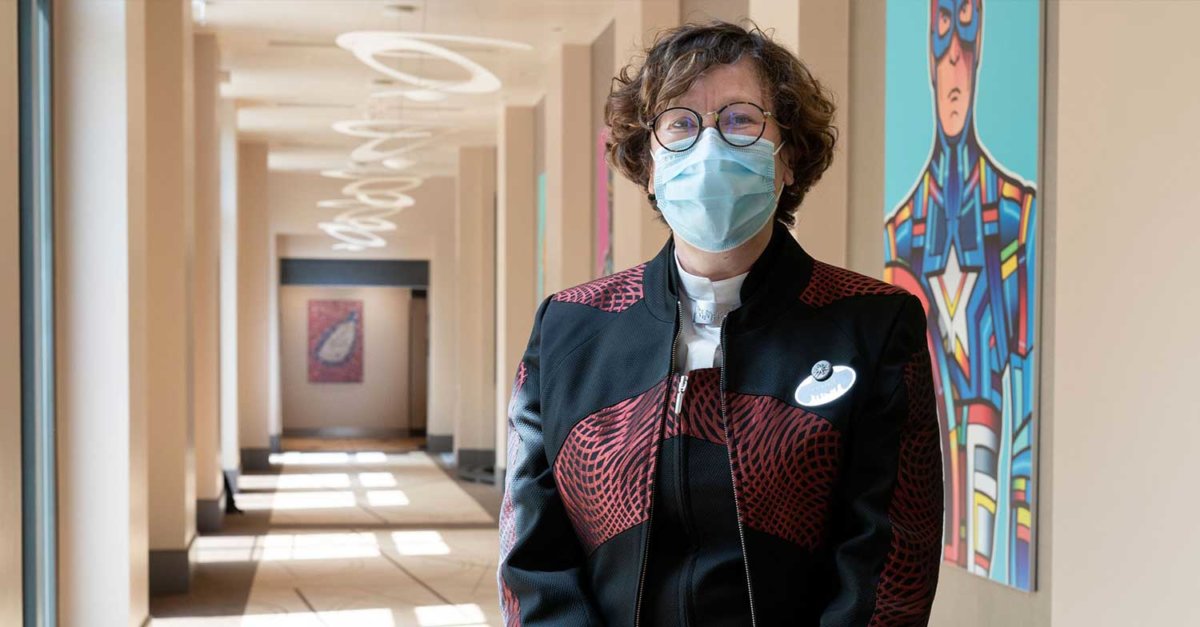 France Rougeot, Housekeeping Managerin in Disney's Hotel New York The Art of Marvel, steht in einem Flur des Hotels