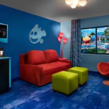 Wohnzimmer in einer Suite in Disney's Art of Animation Resort mit Dekor im Stil des Pixar Films Findet Nemo