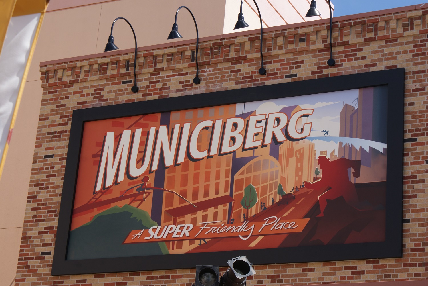 Reklametafel mit Werbung für die Stadt Municiberg aus dem Pixarfilm "Die Unglaublichen" und der Aufschrift "a super friendly place"