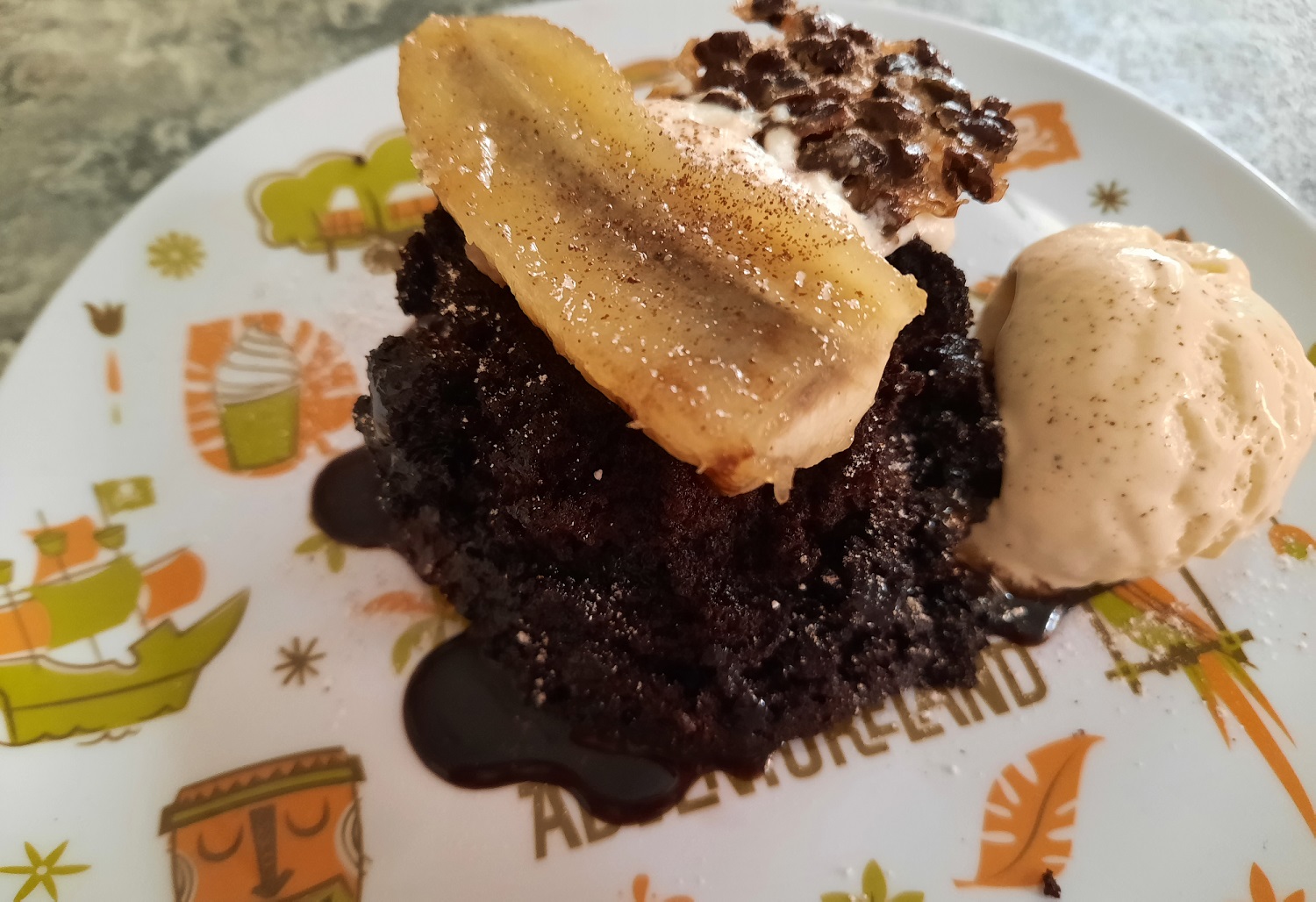 Fertig angerichtetes Dessert Kungaloosh mit Banae und Vanilleeis