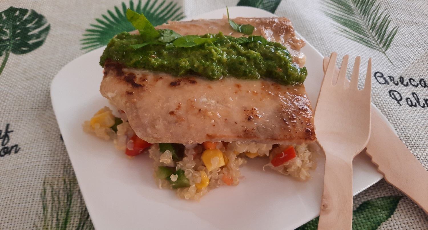 Ein gegrilltes Lachsfilet auf Quinoa-Salat mit Paprika und Mais 