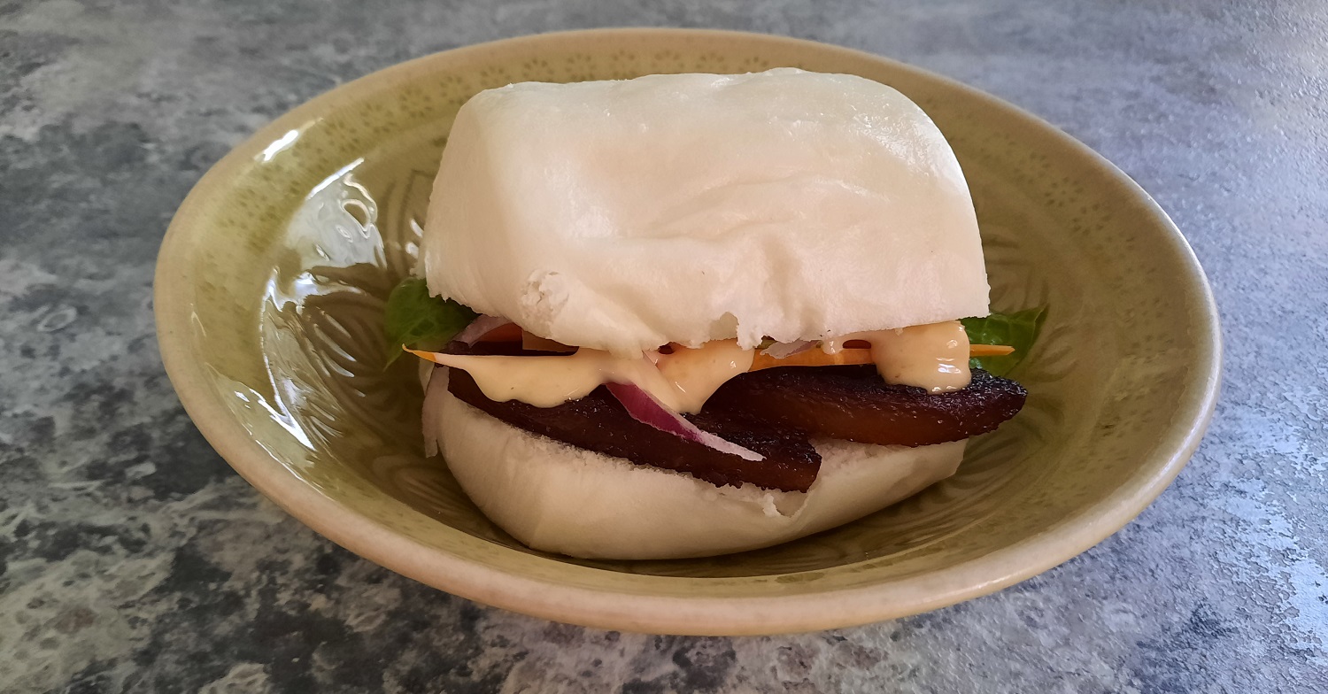 Bao Buns mit knusprigem Schweinebauch und Gemüse