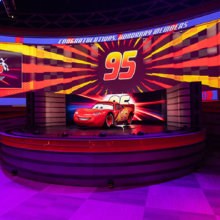 Lightning McQueen auf der Bühne bei der Racing Academy