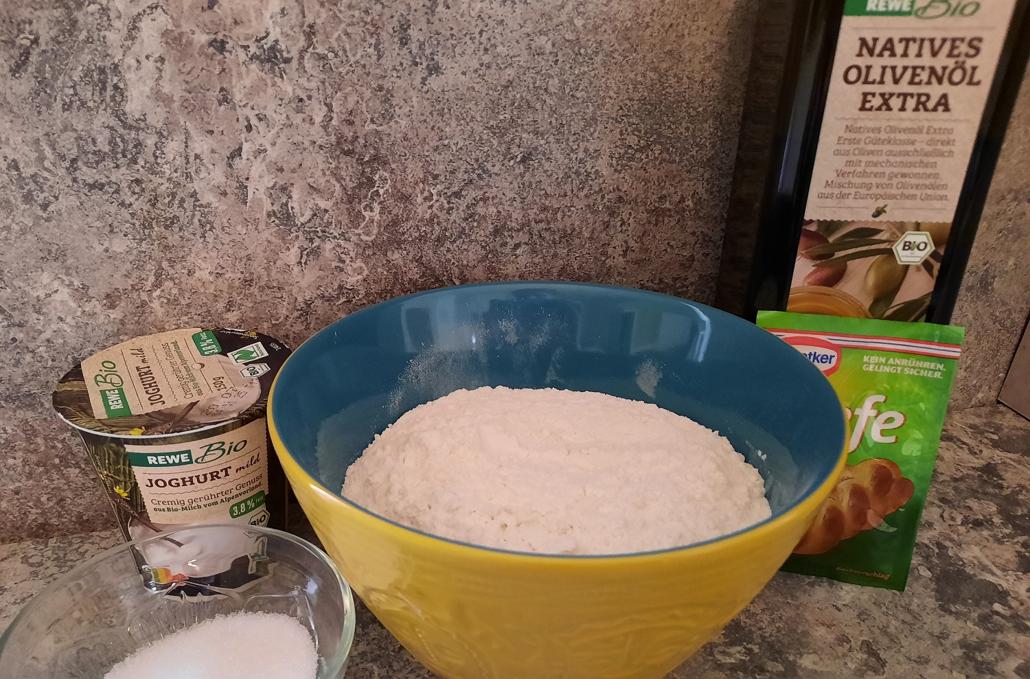 Mehl, Joghurt und weitere Zutaten für Naan Brot