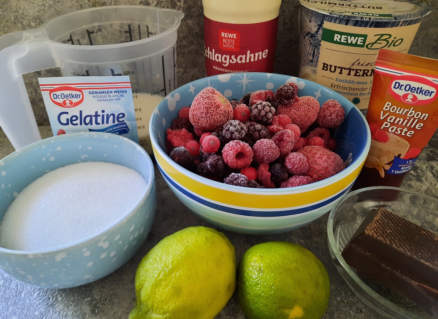 Beeren, Zucker, Schokolade, Buttermilch und weitere Zutaten für die Panna Carpa