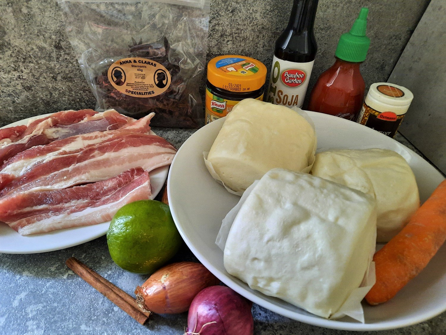 Schweinebauch in Streifen, Bao Buns, Limette und weitere Zutaten für die Pork Belly Bao Buns