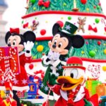 Mickey Mouse, Minnie Mouse und Donald Duck mit Geschenken vor einem riesigen Weihnachtsbaum