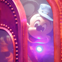 Disney Junior Dream Factory Mickey schaut aus dem Teleporter