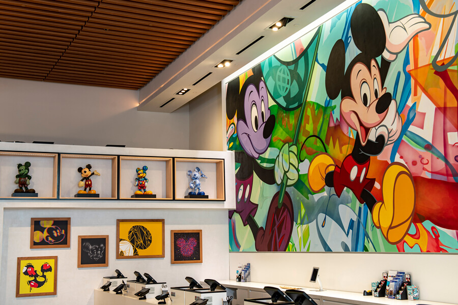 Mickey Artwork Wall mit verschiedenen Kunstwerken