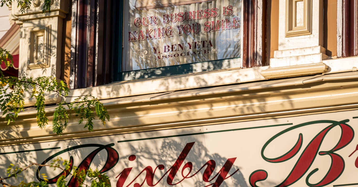 Yves Ben Yeta auf dem Fenster in der Main Street, U.S.A.