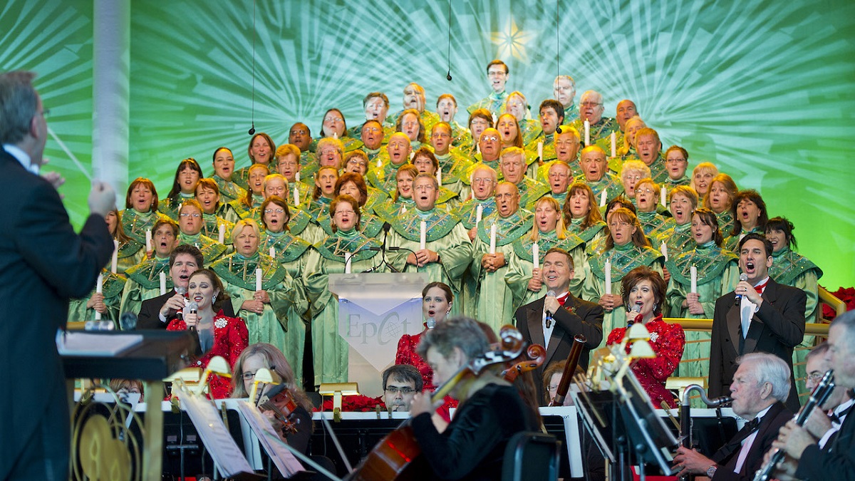 Chor und Musiker bei einer Candlelight Processional in Epcot