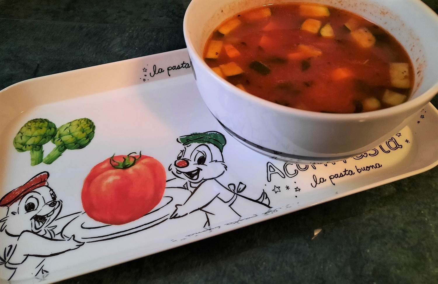 Minestrone-Suppe in einer kleinen Schüssel