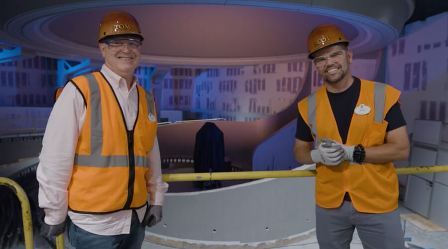 Tom Fitzgerald (links) and Scot Drake (rechts) stehen im "Wonders of Xandar Pavillon” in EPCOT