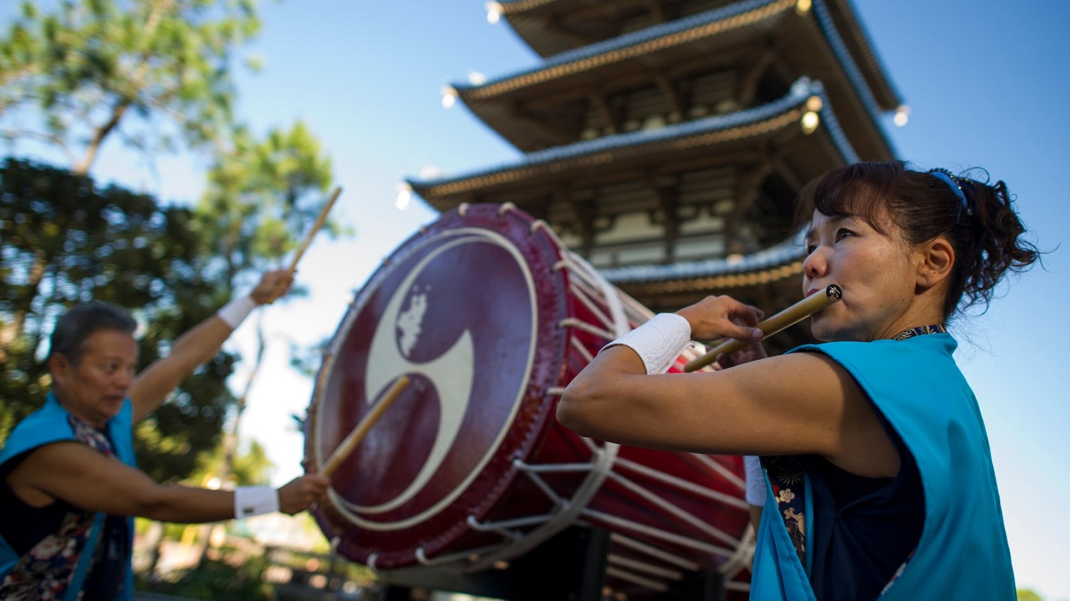 Zwei traditionelle Trommler bei ihrer Performance am japanischen Pavillon in Epcot