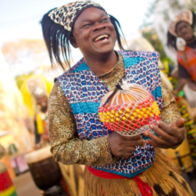 Ein Musiker in einem farbenfrohen Kostüm auf der Bühne im Africa-Bereich des Animal Kingdoms