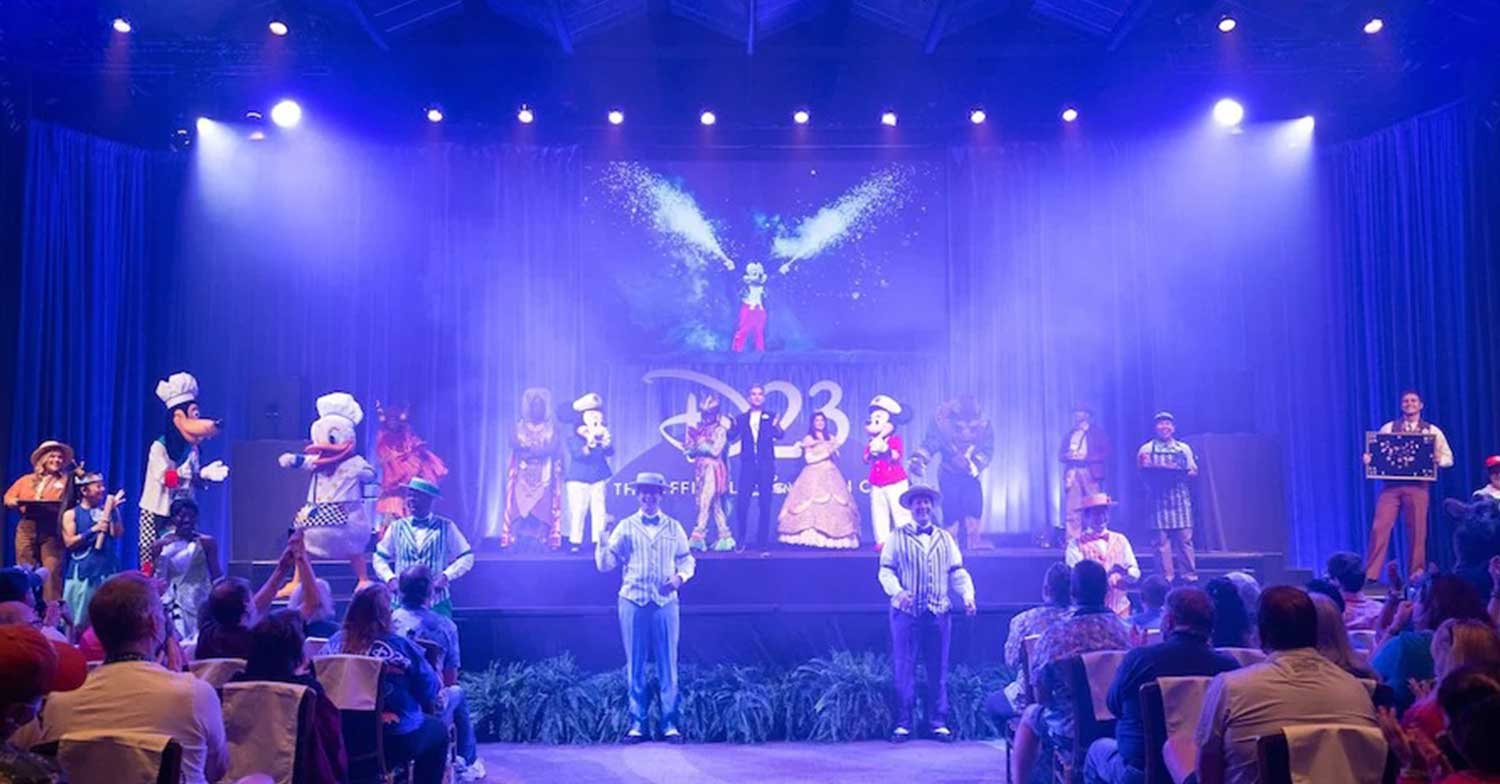 Kleine Show im Rahmen der Destination D23. Auf der Bühne ist Josh d'Amaro mit Mickey Mouse, Minnie Mouse und anderen Disney Figuren sowie Tänzern