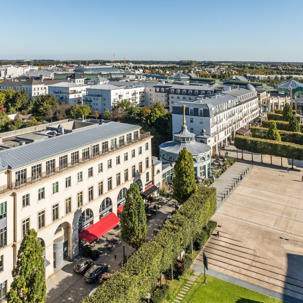 Place d'Ariane mit dem ikonischen Gebäude der Brasserie L'Agape