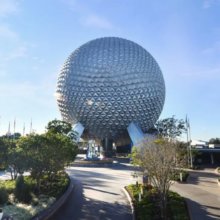 Spaceship Earth erstrahlt vor blauem Himmel 