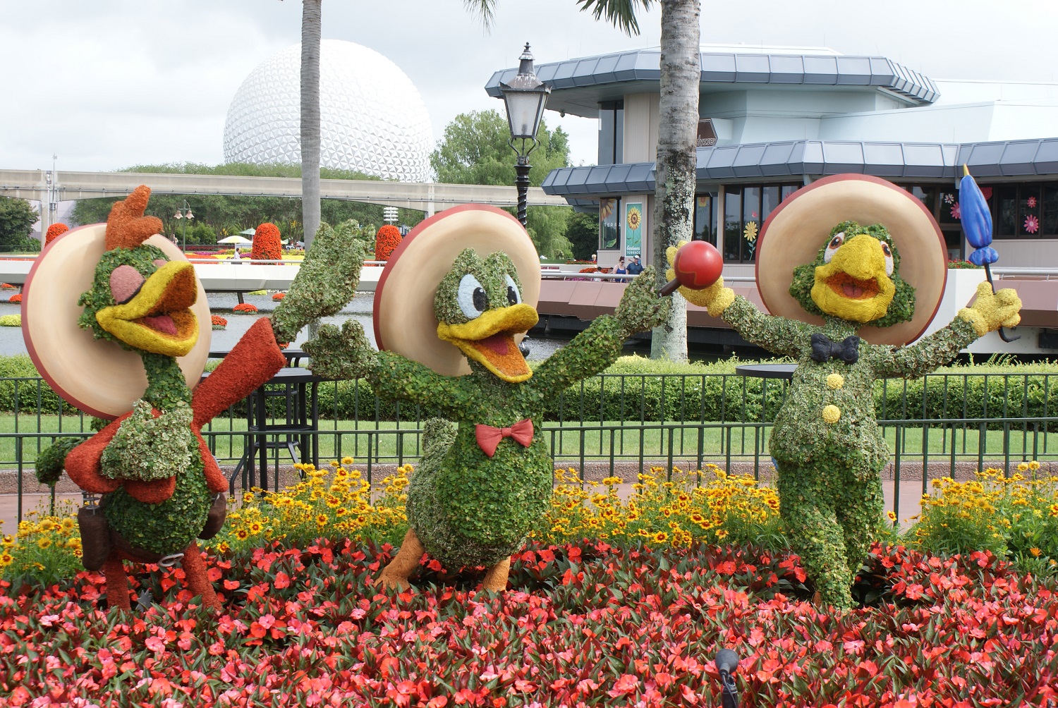 Bunte Blumenfiguren der drei Caballeros Panchito, Donald und Jose in Epcot