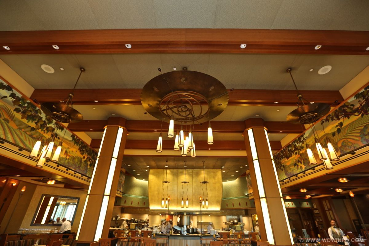 Elegant gestalteter Innenraum des Restaurants Napa Rose in Disney's Grand Californian Hotel